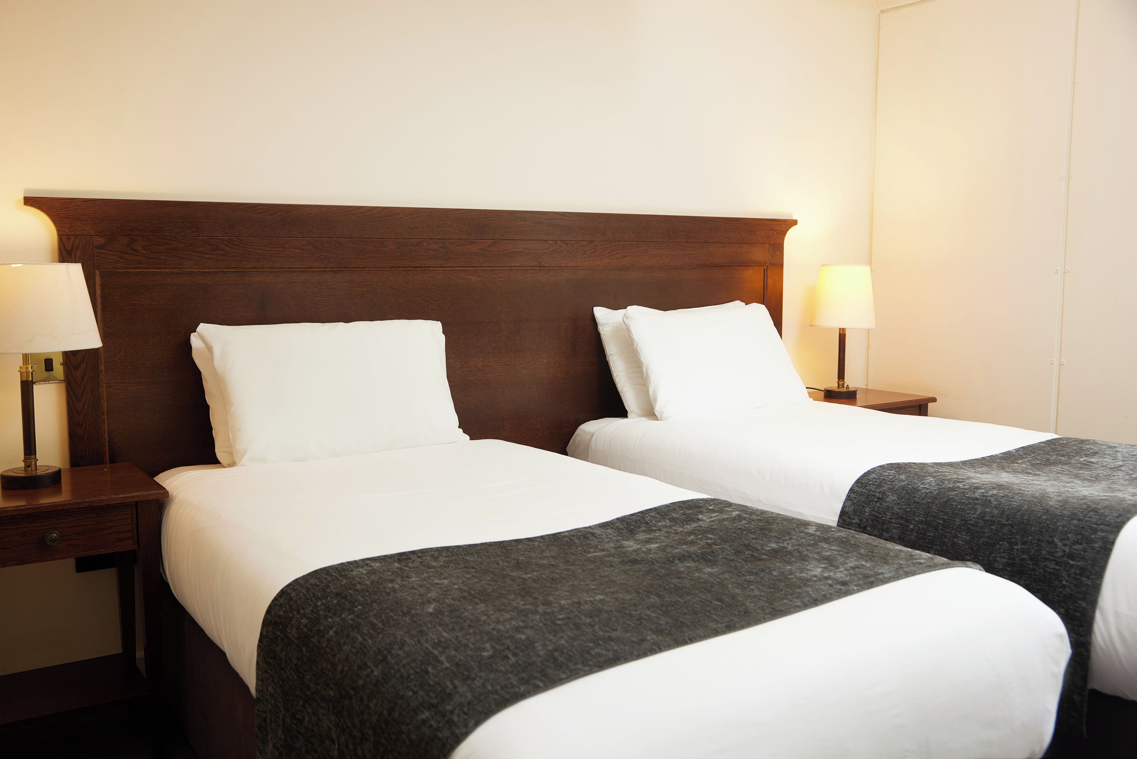 Kamar Twin | Meja kerja, tirai kedap cahaya, Wi-Fi gratis, dan seprai linen