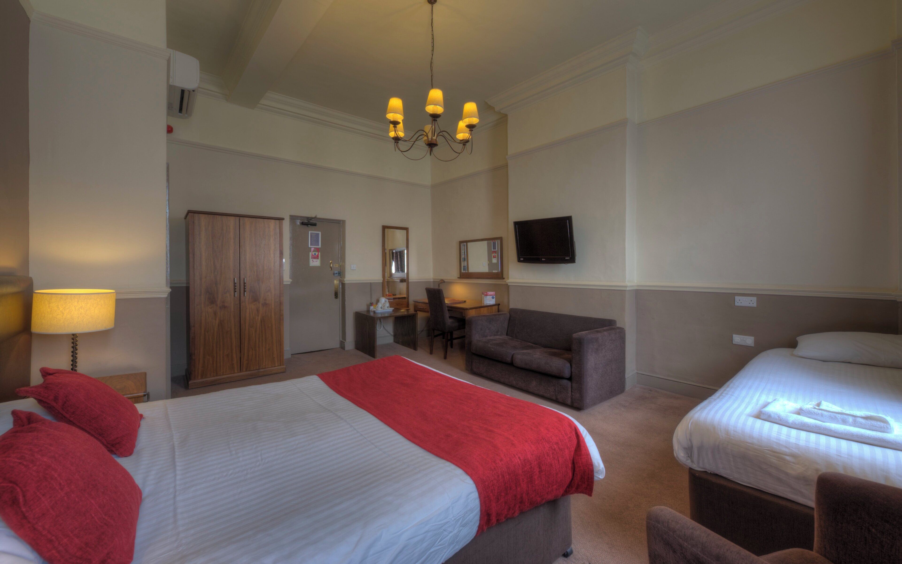 Family Room Sleeps 4 | Schreibtisch, Verdunkelungsvorhänge, kostenloses WLAN, Bettwäsche