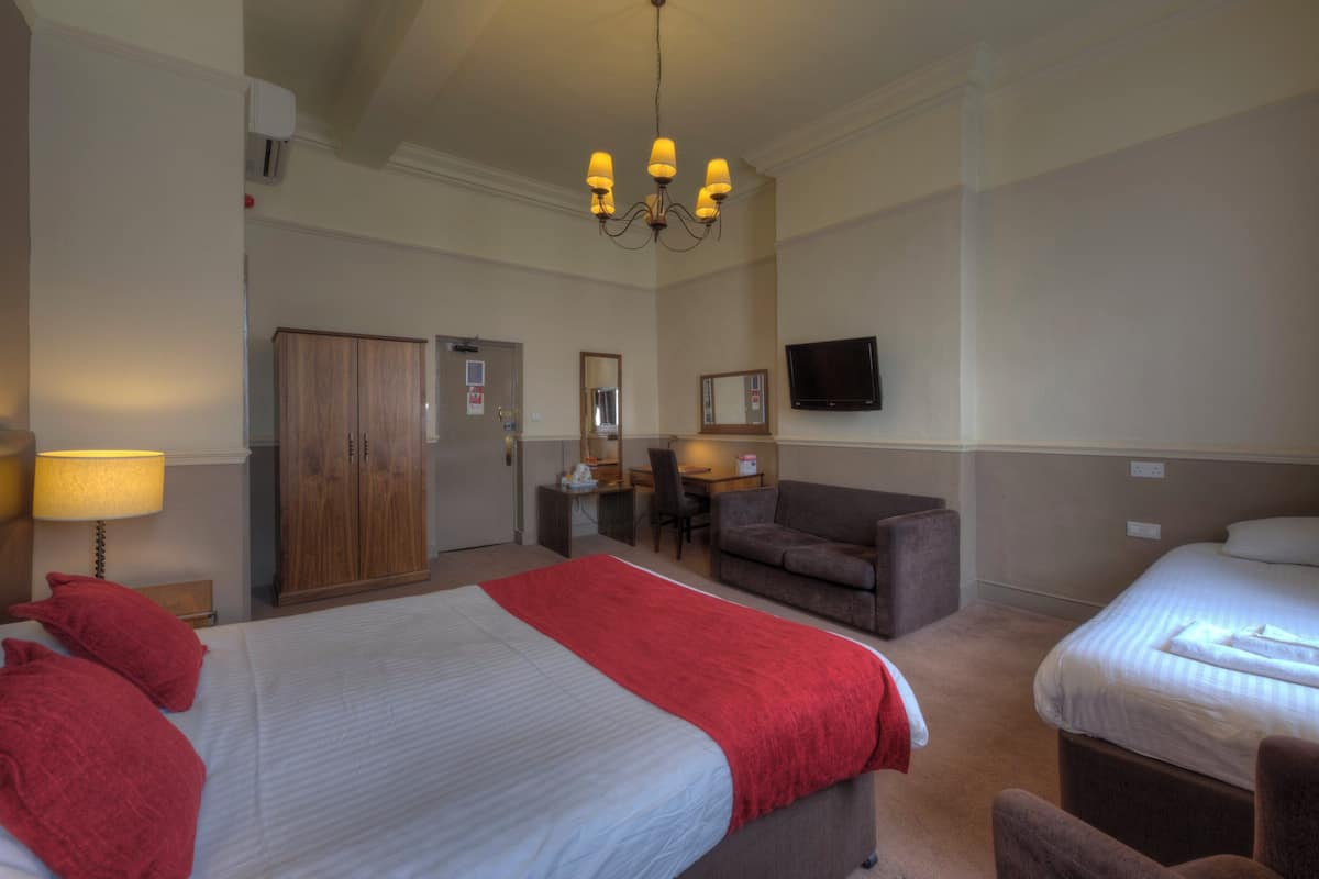 Family Room Sleeps 4 | Schreibtisch, Verdunkelungsvorhänge, kostenloses WLAN, Bettwäsche