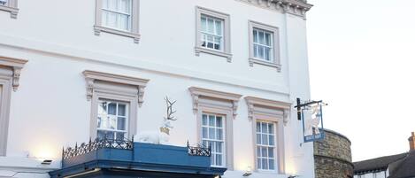 Un edificio histórico con un letrero que dice "WHITE HART PUB & HOTEL".
