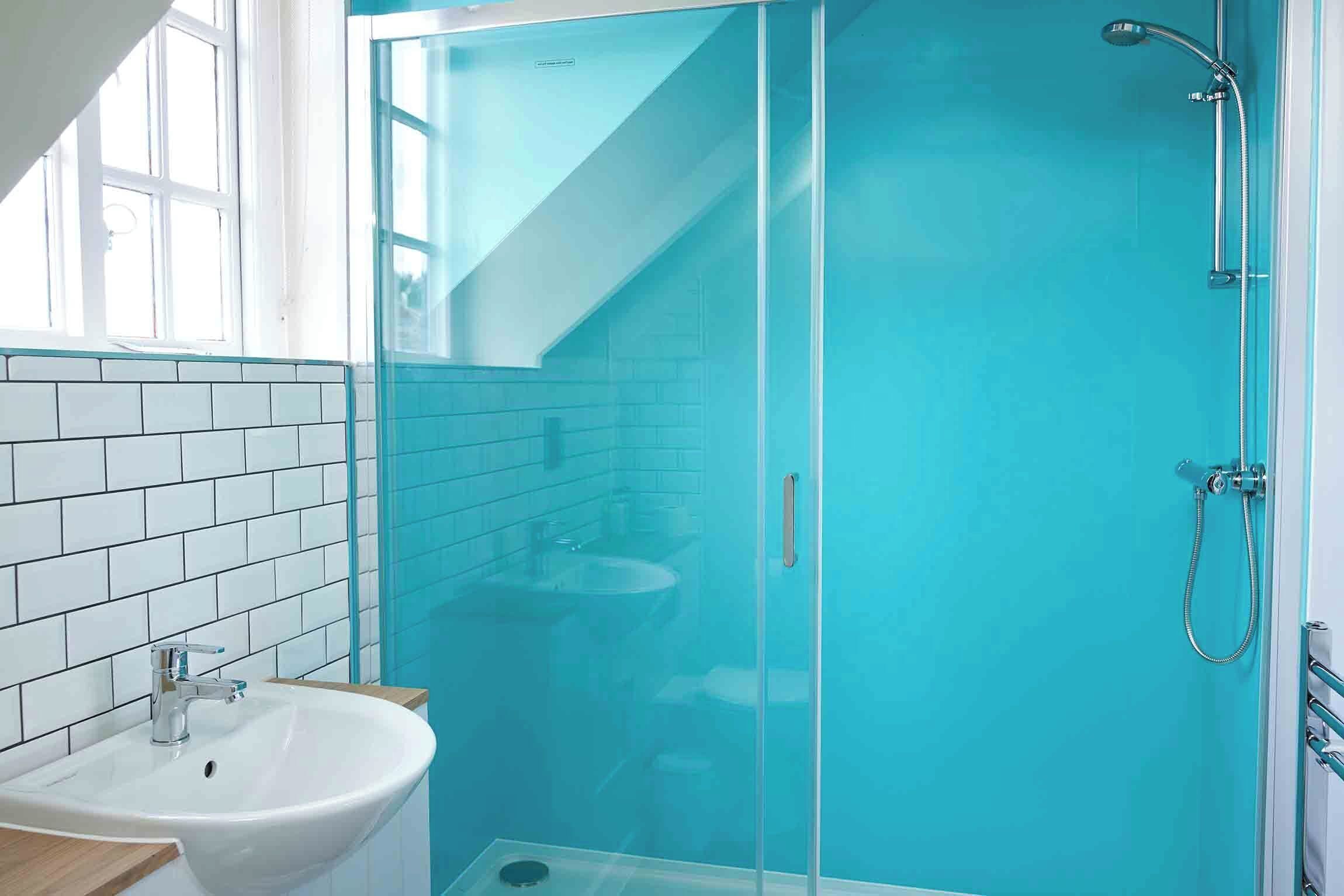 Secador de pelo, toallas