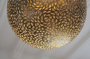 Una lampada sferica con un design geometrico e decorazioni elaborate.