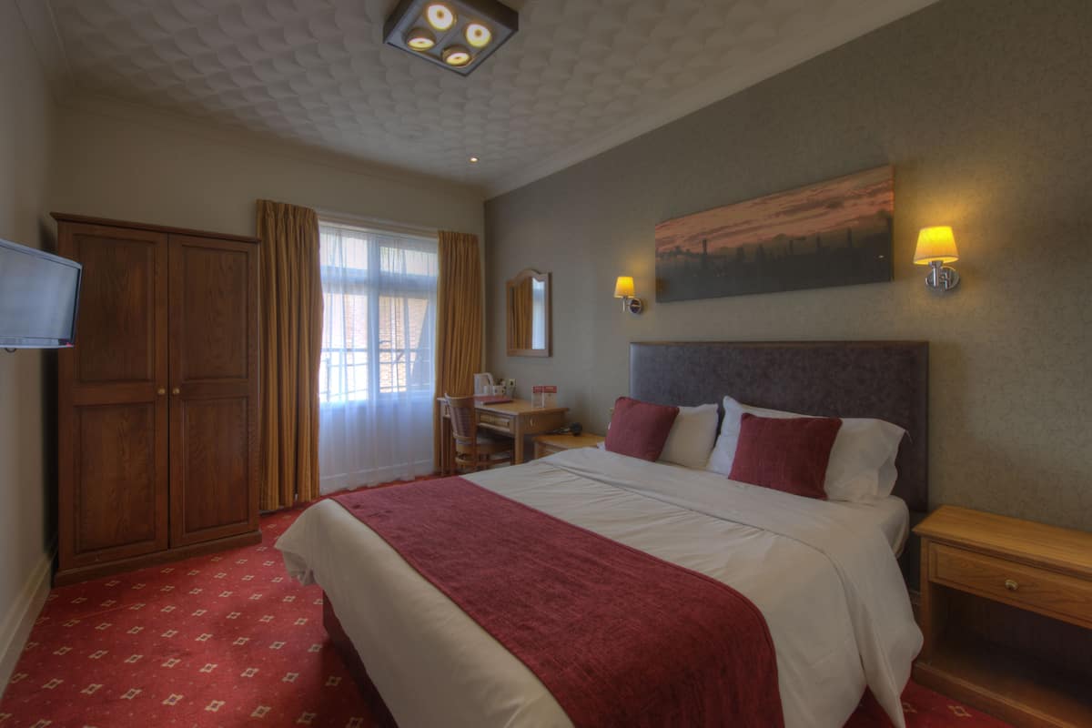 Escritorio, cortinas blackout, wifi gratis y ropa de cama
