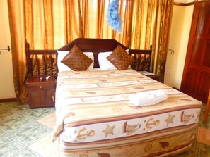 Egyptian cotton sheets, premium bedding, in-room safe - White Rose Lodge (Livingstone)