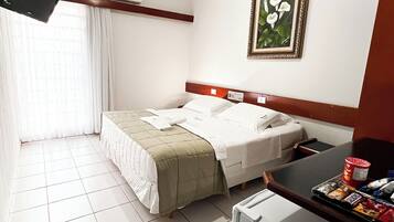 Quarto casal standard | Frigobar, escrivaninha, cortinas blackout, Wi-Fi de cortesia