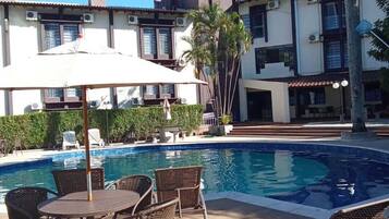 Piscina a l'aire lliure i gandules