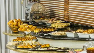 Esmorzar diari d'estil bufet gratuït