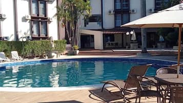 Outdoor pool, pool loungers