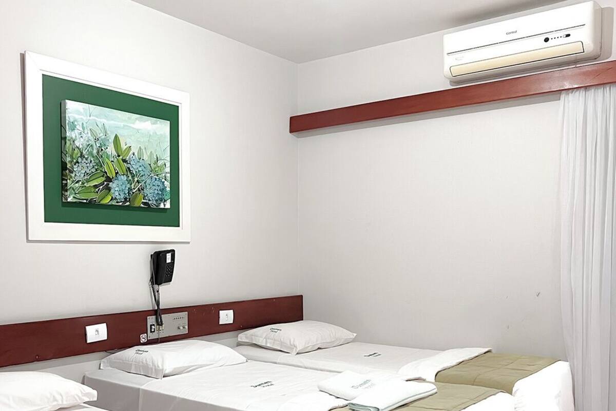 Tremannsrom – standard, 3 enkeltsenger | Minibar, skrivebord, blendingsgardiner og wi-fi (inkludert)