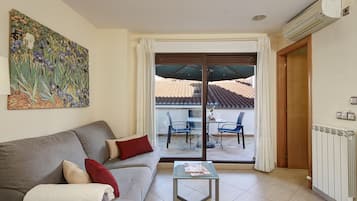 Tweepersoonskamer | Woonkamer | Een 40-inch ledtelevisie met digitale zenders en een televisie