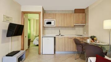 Tweepersoonskamer | Privékeuken | Een koelkast/vriezer, een magnetron, een kookplaat, een espressoapparaat