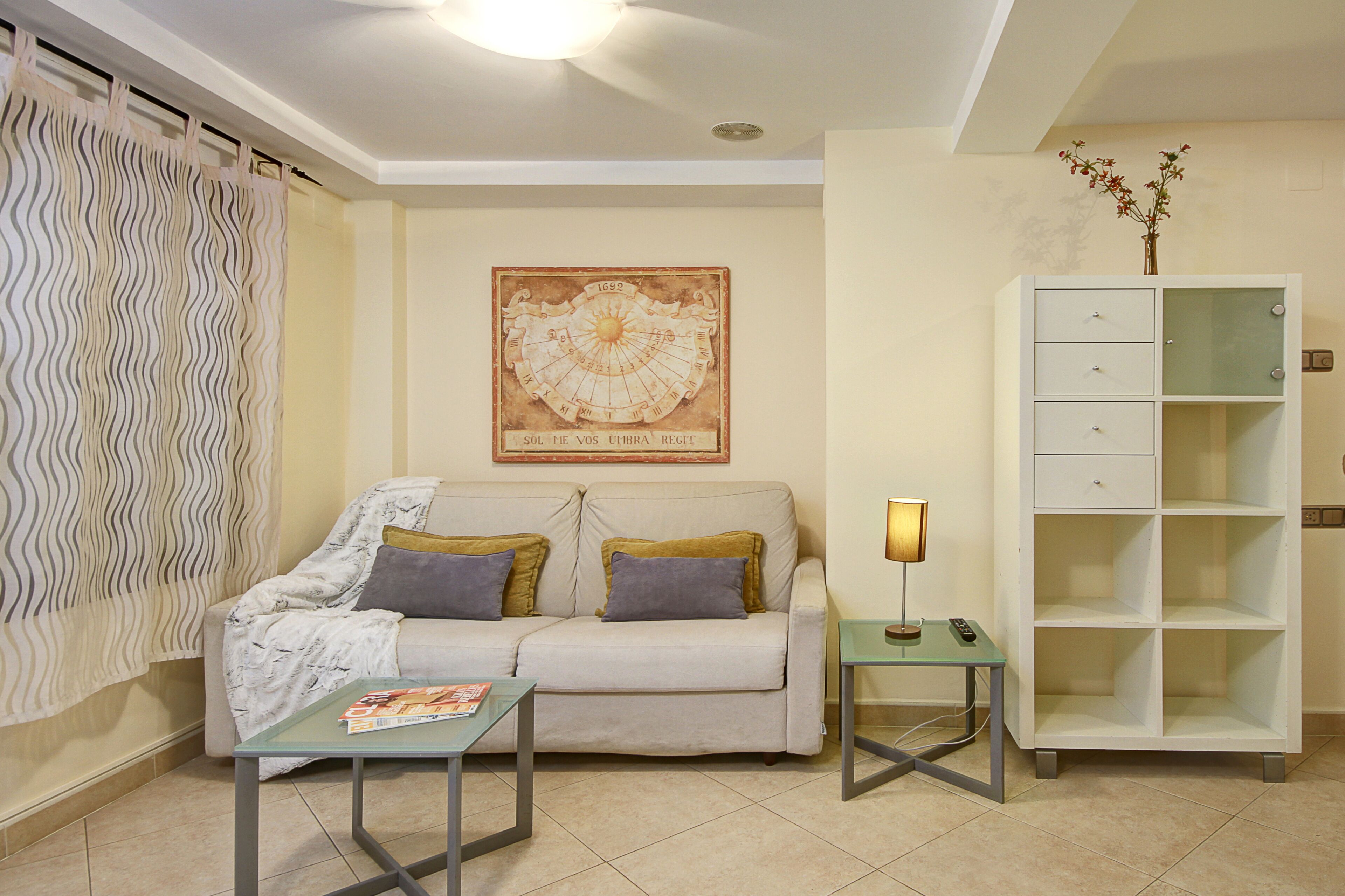 Standaard appartement, 1 slaapkamer | Woonkamer | Een 40-inch ledtelevisie met digitale zenders en een televisie