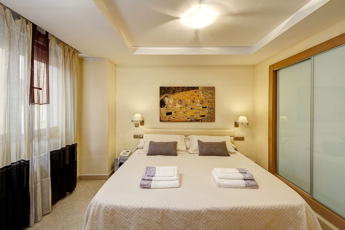 1 bedroom, Egyptian cotton sheets, premium bedding, down duvets