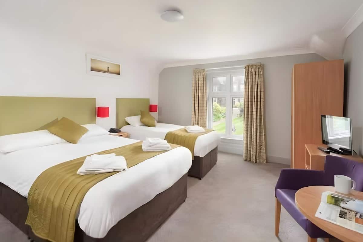 Family Triple Room, Ensuite | Iron/ironing board, free WiFi, bed sheets