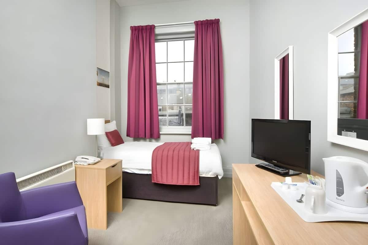 Standard Single Room, Ensuite | Iron/ironing board, free WiFi, bed sheets