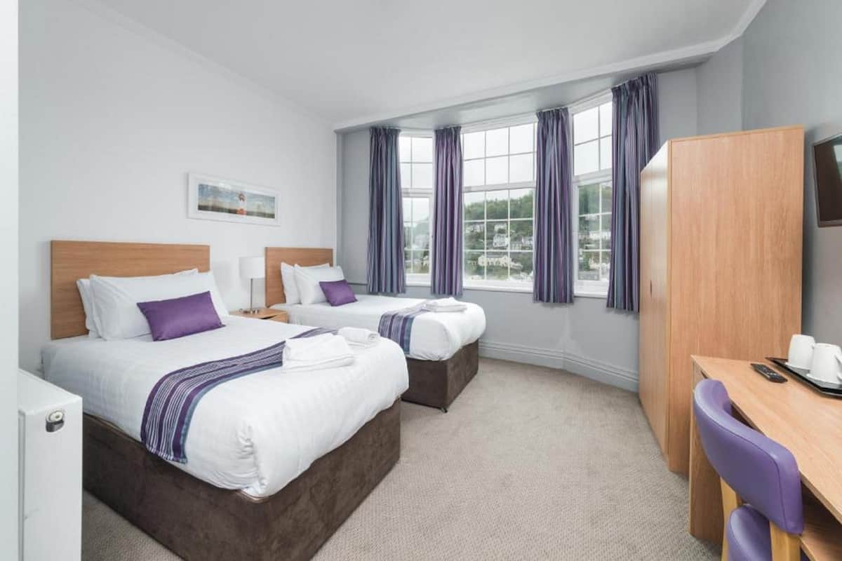 Twin kamer, uitzicht op zee | Een strijkplank/strijkijzer, gratis wifi, beddengoed