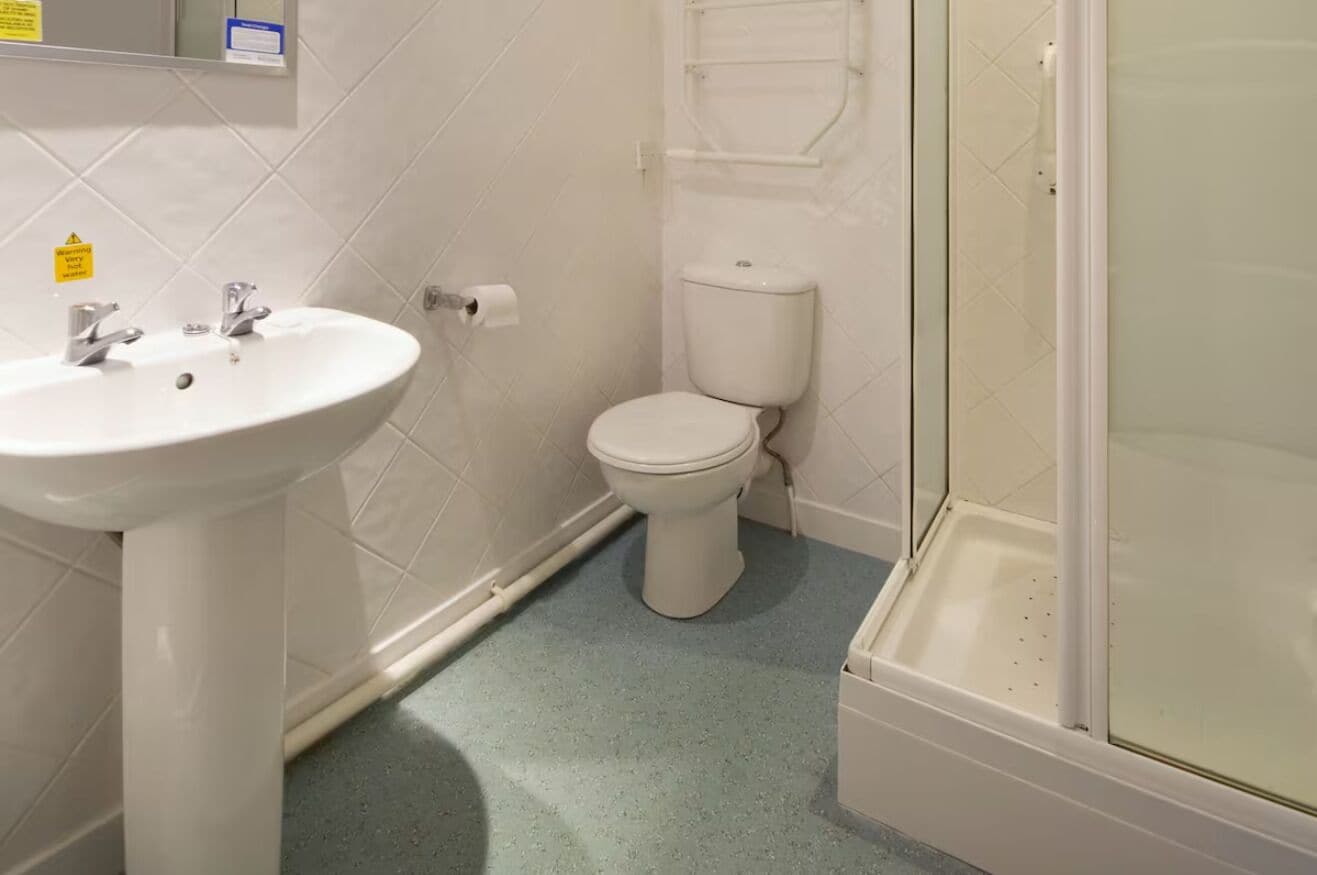 Standard Double Room, Ensuite | Bathroom