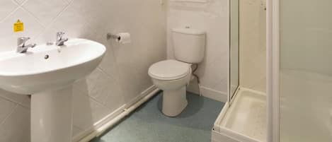 Standard Double Room, Ensuite | Bathroom | Hair dryer, towels