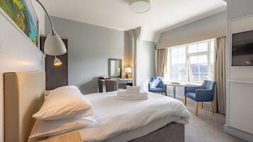 Habitación doble superior | Tabla de planchar con plancha, wifi gratis y ropa de cama