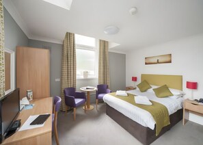 Habitación doble estándar, baño en la habitación, vista al mar | Tabla de planchar con plancha, wifi gratis y ropa de cama 