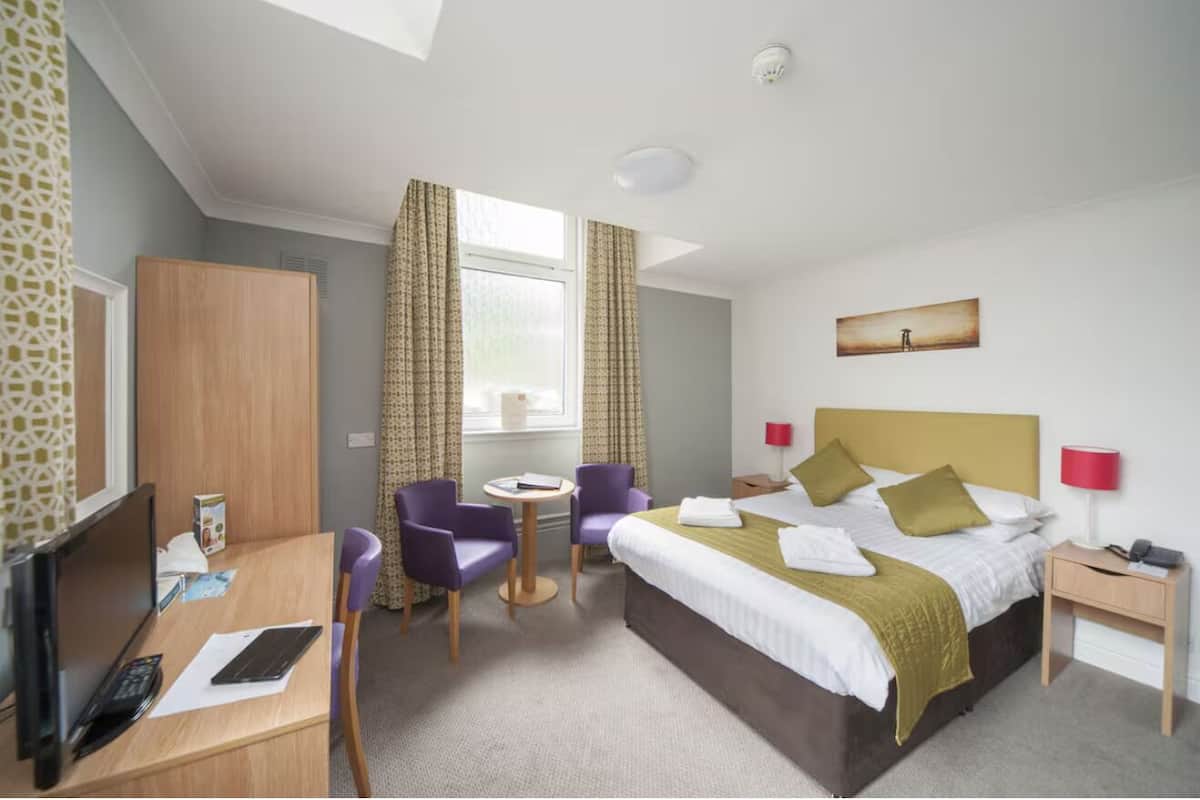 Standard Double Room, Ensuite | Iron/ironing board, free WiFi, bed sheets