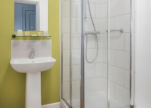 Tomannsrom – standard, eget bad | Bad | Hårføner og håndklær
