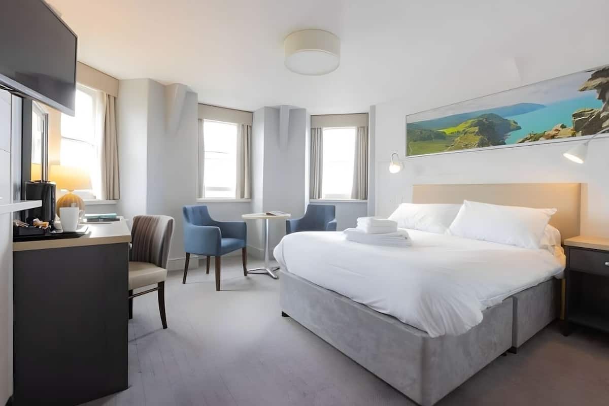 Superior Double Room, Ensuite | Iron/ironing board, free WiFi, bed sheets