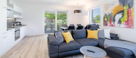 Family Apartment, 2 Bedrooms, Beachfront (Klopeiner See, excl. 90€ cleaning fee) | In-room dining