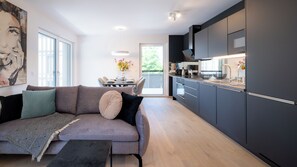 Apartment, 2 Schlafzimmer, Nichtraucher, Balkon (Large, zzgl. 55€ Reinigungsgebühr) | Wohnbereich | 42-Zoll-Flachbildfernseher mit Kabelempfang, Fernseher