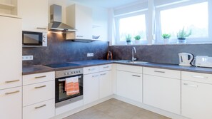 Apartamento, 2 quartos, para não fumantes, sacada (Large, excl. 90€ cleaning fee) | Cozinha privada | Geladeira grande, micro-ondas, fogão, cooktop