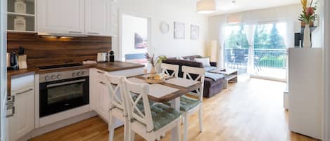 Departamento familiar, 2 habitaciones, para no fumadores, balcón (Large, excl. 90€ cleaning fee) | Área de sala de estar | Televisión de pantalla plana de 42 pulgadas con canales por cable
