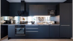 Departamento familiar, 2 habitaciones, para no fumadores, balcón | Cocina privada | Refrigerador con congelador, microondas, horno y parrilla de estufa 