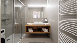 Apartment, 2 Schlafzimmer, Nichtraucher, Balkon (Large, zzgl. 55€ Reinigungsgebühr) | Badezimmer | Kostenlose Toilettenartikel, Haartrockner, Handtücher, Seife