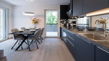Apartment, 2 Schlafzimmer, Nichtraucher, Balkon (Large, zzgl. 55€ Reinigungsgebühr) | Wohnbereich | 42-Zoll-Flachbildfernseher mit Kabelempfang, Fernseher