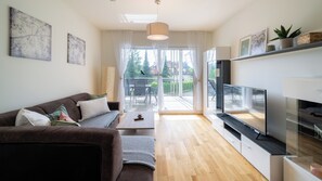 Departamento familiar, 2 habitaciones, para no fumadores, balcón | Área de sala de estar | Televisión de pantalla plana de 42 pulgadas con canales por cable 