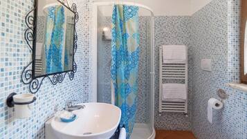 Shower, free toiletries, hair dryer, bidet