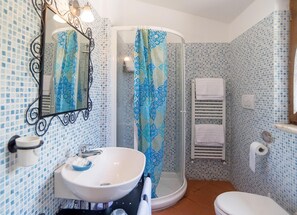 Regadera, amenidades de baño gratuitas, secadora de cabello, bidet 