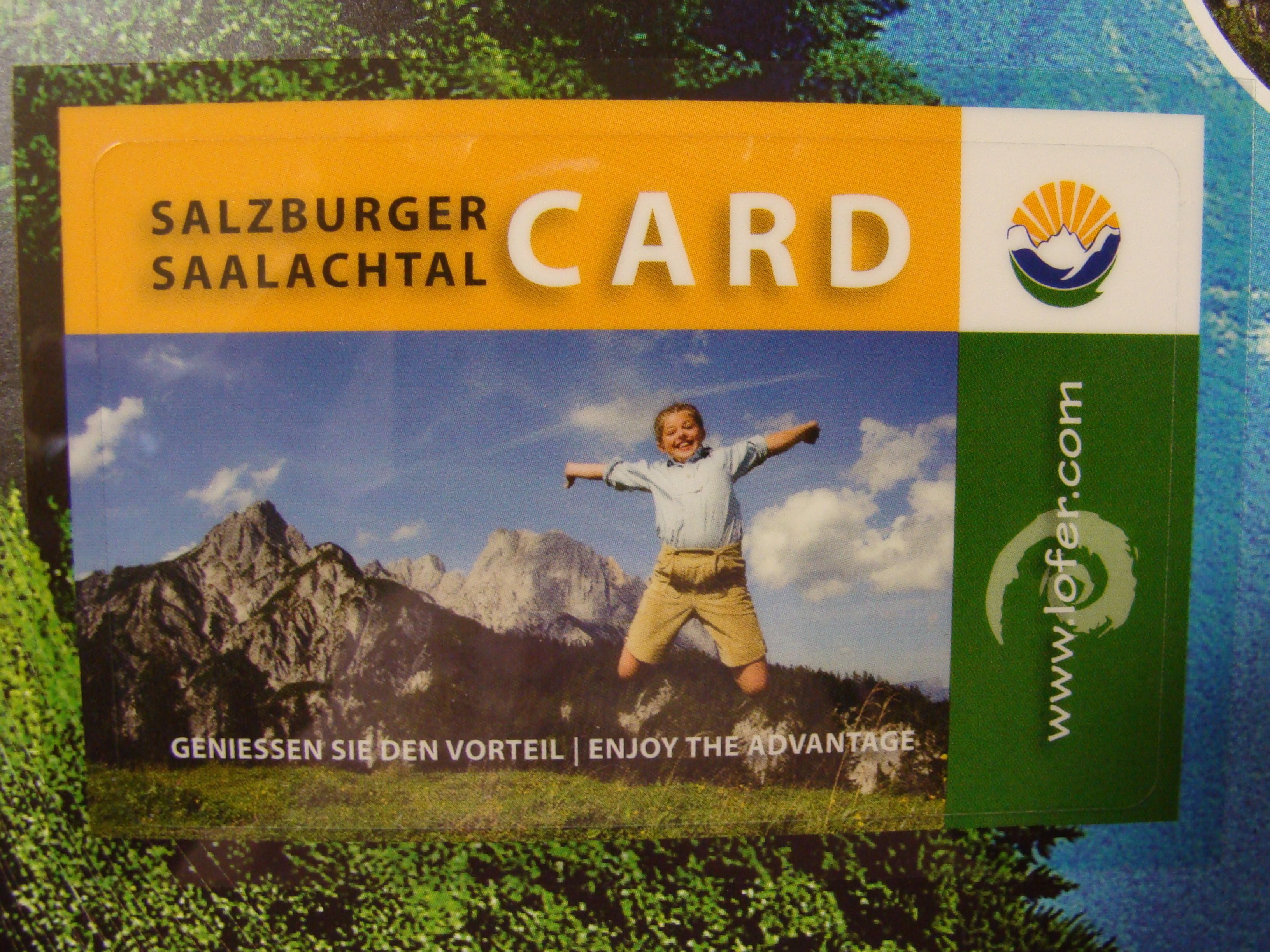 Tarjeta SALZBURGER con un paisaje montañoso y texto.