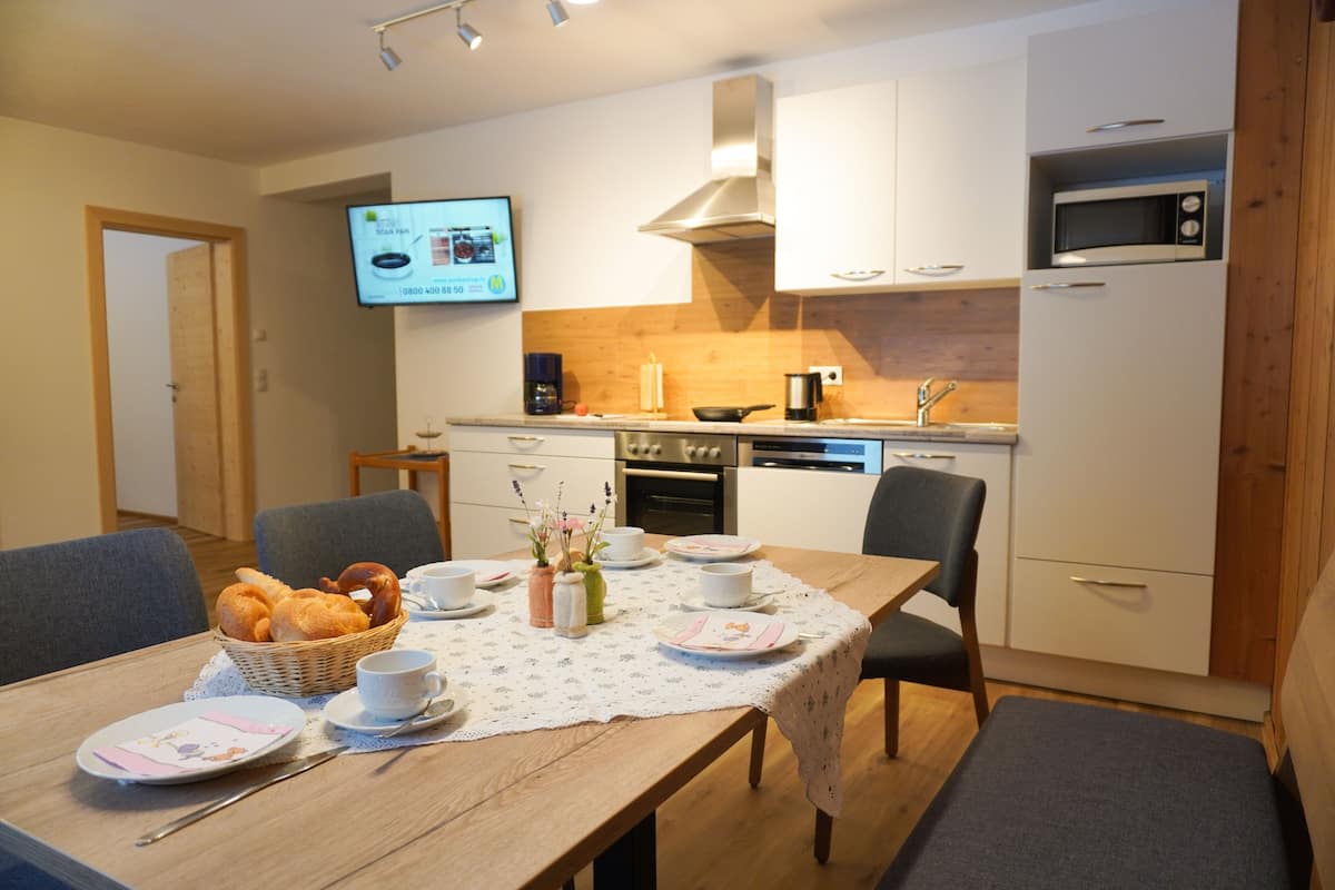 Leilighet – panorama, 1 soverom, kjøkken, fjellutsikt (Terrace) | Oppholdsområde | En 43-tommers Flatskjerm-TV med Parabol-TV samt TV og leker