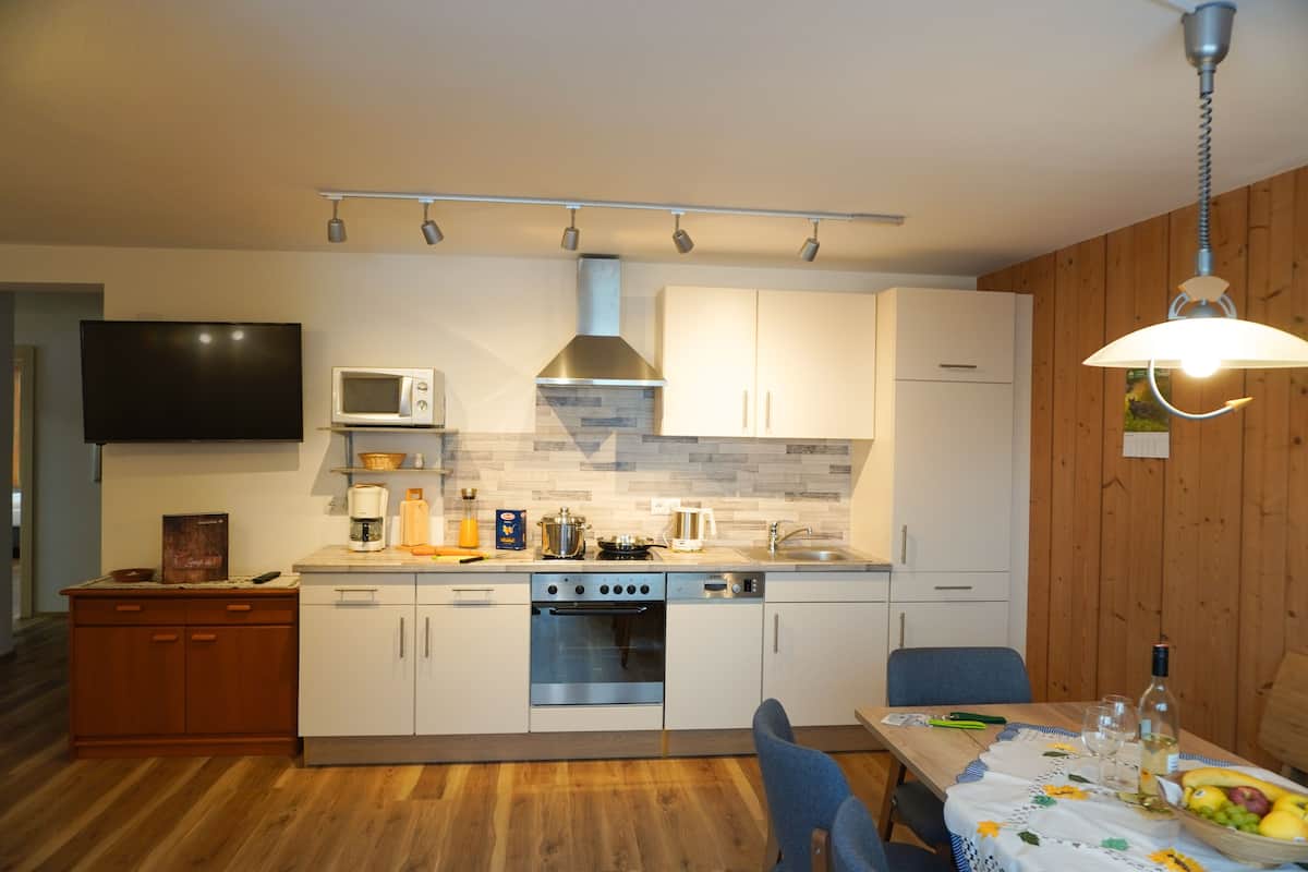 Leilighet – panorama, 1 soverom, kjøkken, fjellutsikt (Balcony) | Oppholdsområde | En 43-tommers Flatskjerm-TV med Parabol-TV samt TV og leker