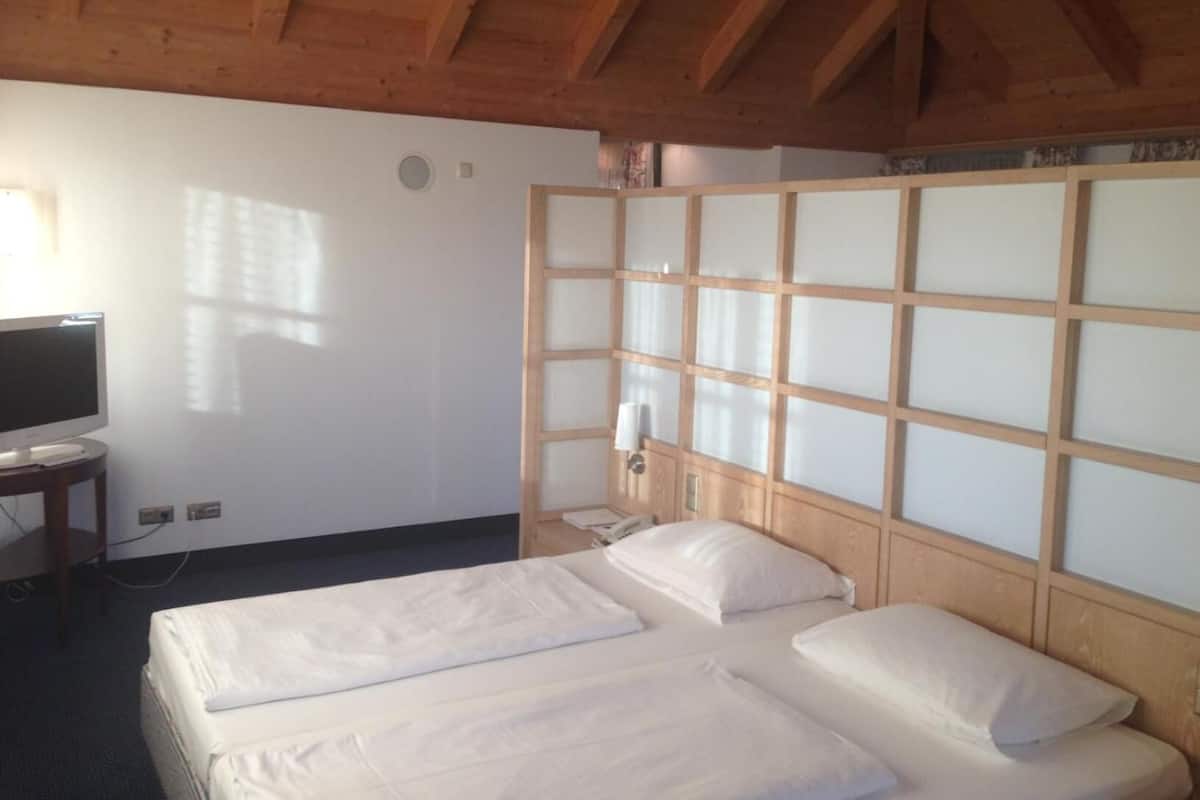 Deluxe Family Room | 房內夾萬、書桌、隔音、熨斗/熨衫板