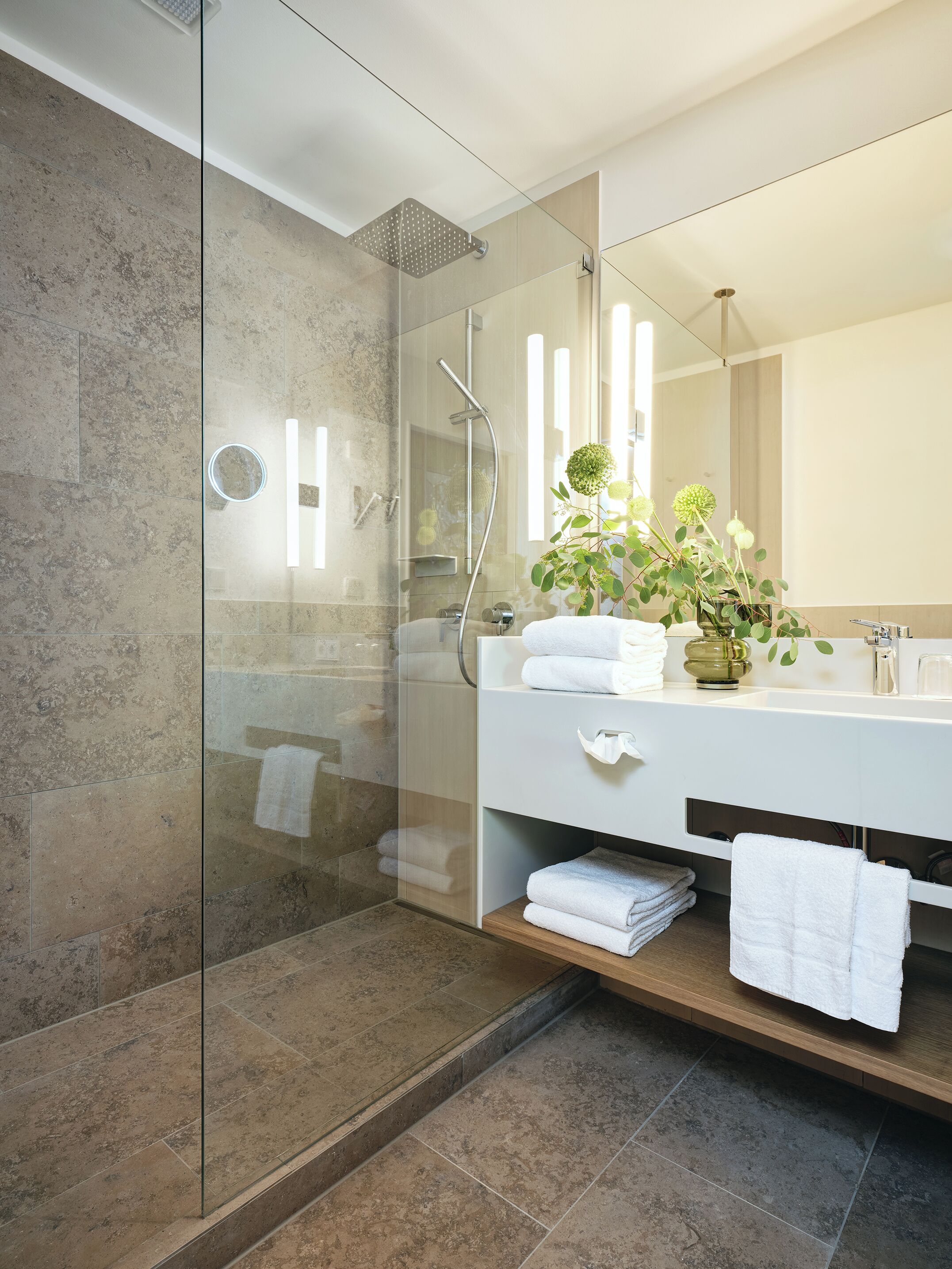 Deluxe Family Room | Badezimmer | Kostenlose Toilettenartikel, Haartrockner, Handtücher