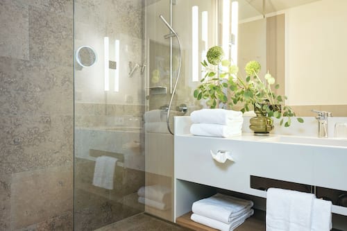 Deluxe Family Room | Badezimmer | Kostenlose Toilettenartikel, Haartrockner, Handtücher