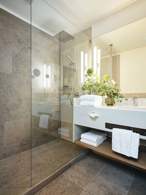 Deluxe Family Room | Bathroom | Free toiletries, hair dryer, towels - Hotel zur Post Aschheim (Aschheim)