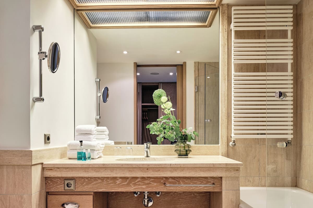 خزنة داخل الغرفة ومكتب وتجهيزات عازلة للصوت ومكواة/لوح كي