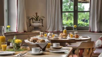 Dagelijks ontbijtbuffet (EUR 5 per persoon)