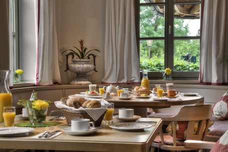 Tägliches Frühstücksbuffet gegen Gebühr. Hotel zur Post Aschheim