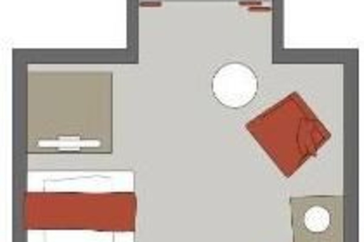 Plano de una habitación de hotel con cama, escritorio pequeño, silla, sofá, baño y armario.