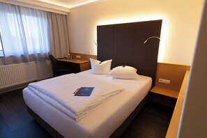 객실 내 금고, 책상, 노트북 작업 공간, 방음 설비