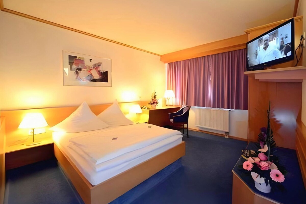 In-room safe, desk, laptop workspace, soundproofing